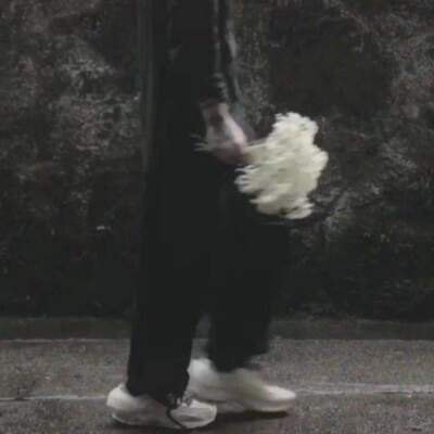 دانلود آهنگ  آدم میون جمع اما حال دیگه داره